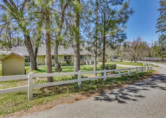 Oakhurst Vacation Rental Near Hiking And Bass Lake!